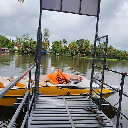 Punerjeni Homes Alappuzha Buitenkant foto