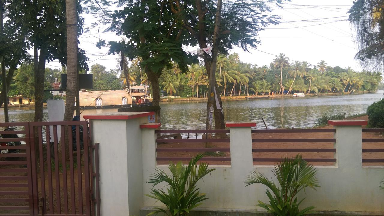 Punerjeni Homes Alappuzha Buitenkant foto