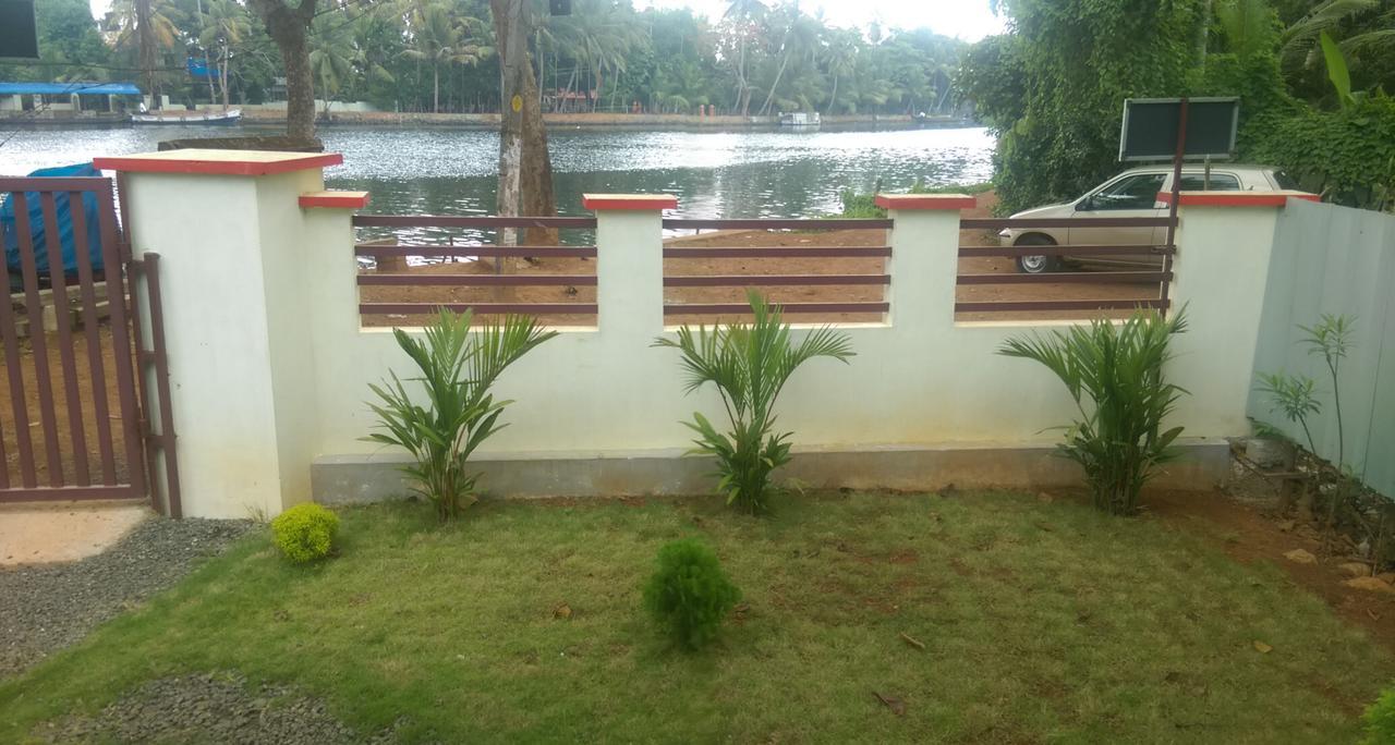 Punerjeni Homes Alappuzha Buitenkant foto
