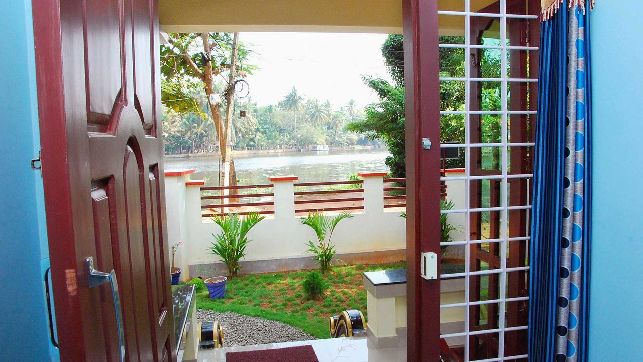 Punerjeni Homes Alappuzha Buitenkant foto