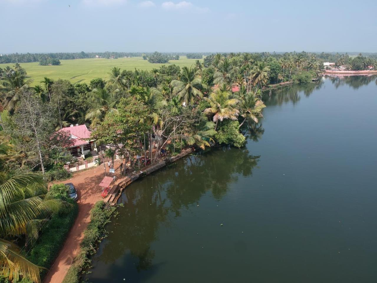 Punerjeni Homes Alappuzha Buitenkant foto