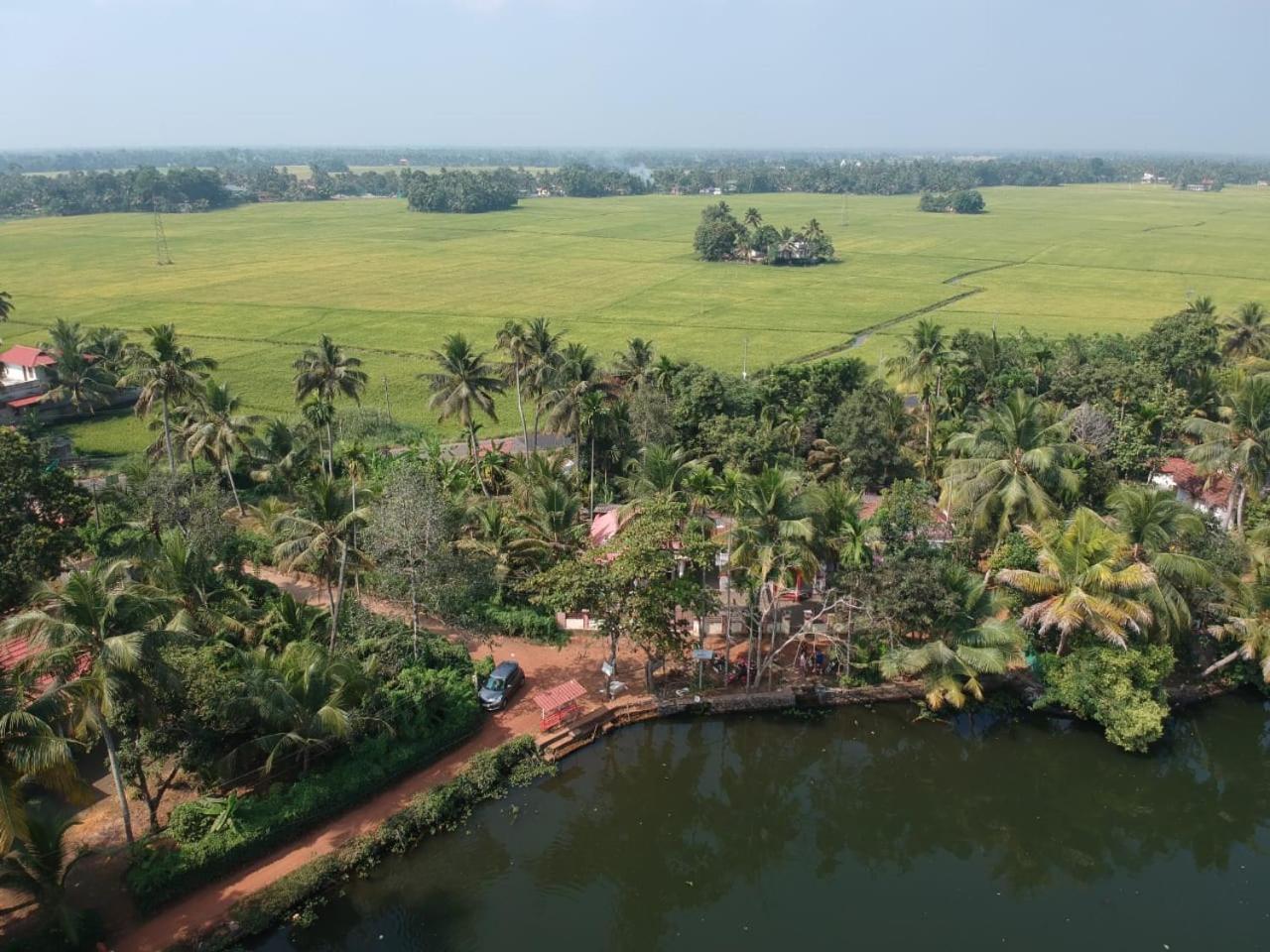 Punerjeni Homes Alappuzha Buitenkant foto