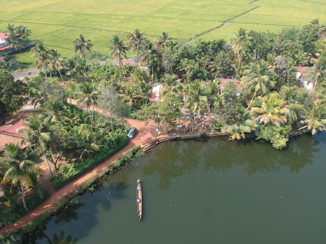 Punerjeni Homes Alappuzha Buitenkant foto